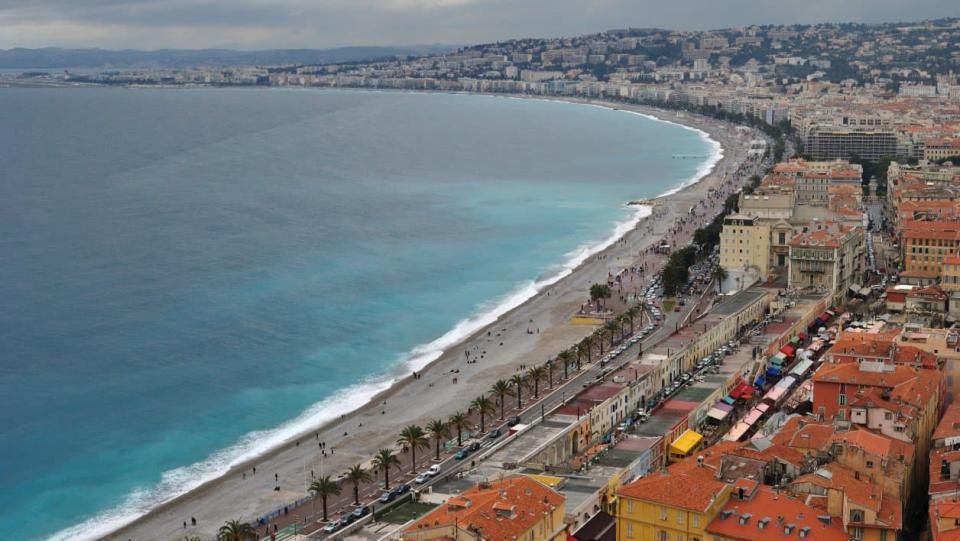 Les étrangers sont revenus arpenter la Promenade des Anglais à Nice.  - Nuanda_CD - Flickr - CC