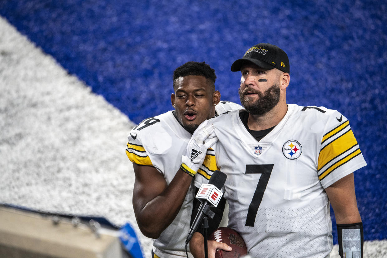 EAST RUTHERFORD, NJ - SEPTEMBER 14: JuJu Smith-Schuster #19 interrupts Ben Roethlisberger #7 of the Pittsburgh Steelers during a television interview after a regular season game against the New York Giants at MetLife Stadium on September 14, 2020 in East Rutherford, New Jersey. (Photo by Benjamin Solomon/Getty Images)