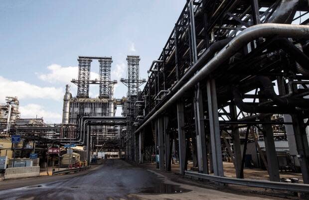 An upgrader at an oilsands base plant in Fort McMurray, Alta., in 2017. Opinion writer Deborah Yedlin says the oilsands is an example of how Canada's oilpatch can reinvent itself, something it can do again but regulators and markets must do their part. (Jason Franson/The Canadian Press - image credit)