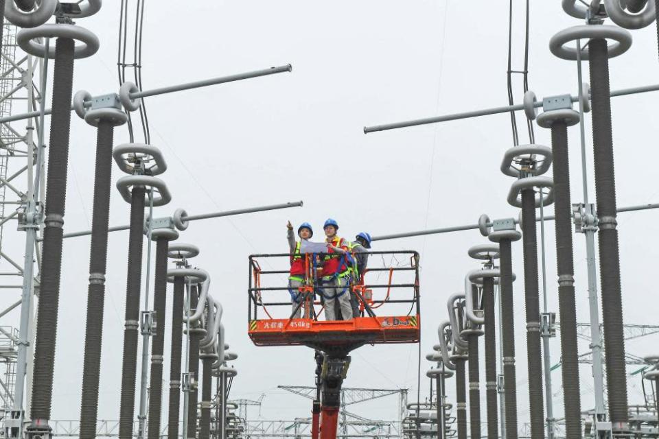 Maintenance of a high voltage converter station in Xuancheng