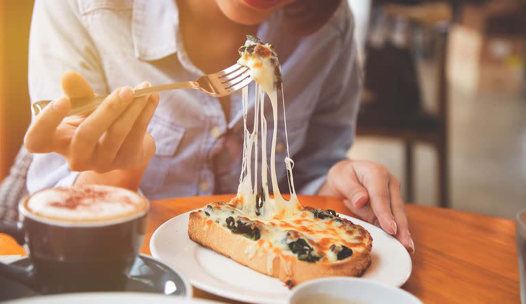 Tras la dieta del bocadillo y la del <a href="https://es.vida-estilo.yahoo.com/atenci%C3%B3n-chocolate-adictos-tomar-este-dulce-para-103722239.html" data-ylk="slk:chocolate;elm:context_link;itc:0;sec:content-canvas;outcm:mb_qualified_link;_E:mb_qualified_link;ct:story;" class="link  yahoo-link">chocolate</a>, llega una nueva revelación: las personas que comen mucho queso son <strong>más delgadas</strong> que las que no lo hacen, y que en realidad<strong> no aumenta los niveles de colesterol.</strong> (Foto: Getty)