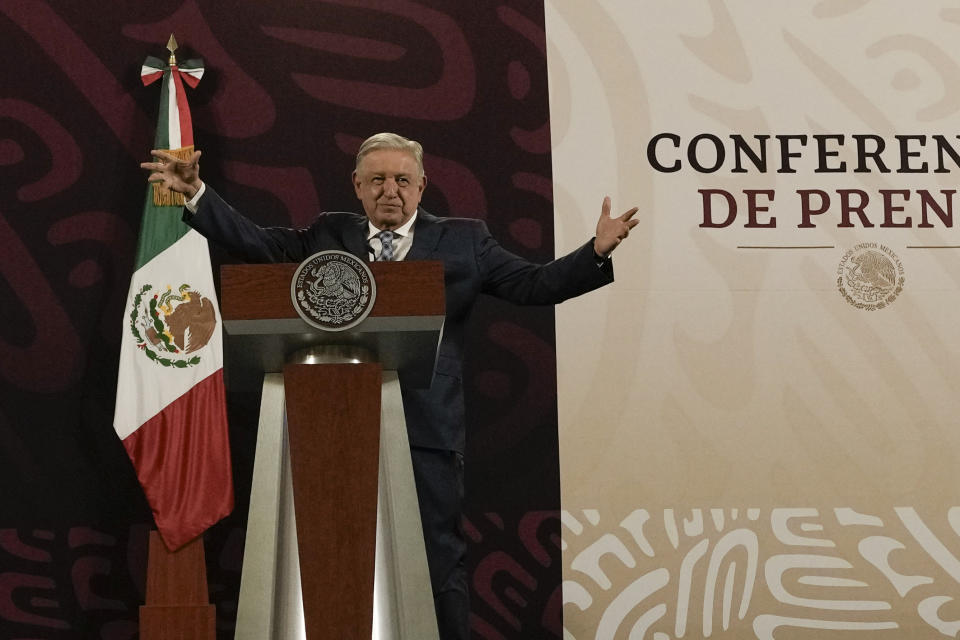 El presidente mexicano Andrés Manuel López Obrador da su conferencia de prensa matutina habitual en el Palacio Nacional de la Ciudad de México, el lunes 15 de abril de 2024. (AP Foto/Marco Ugarte)