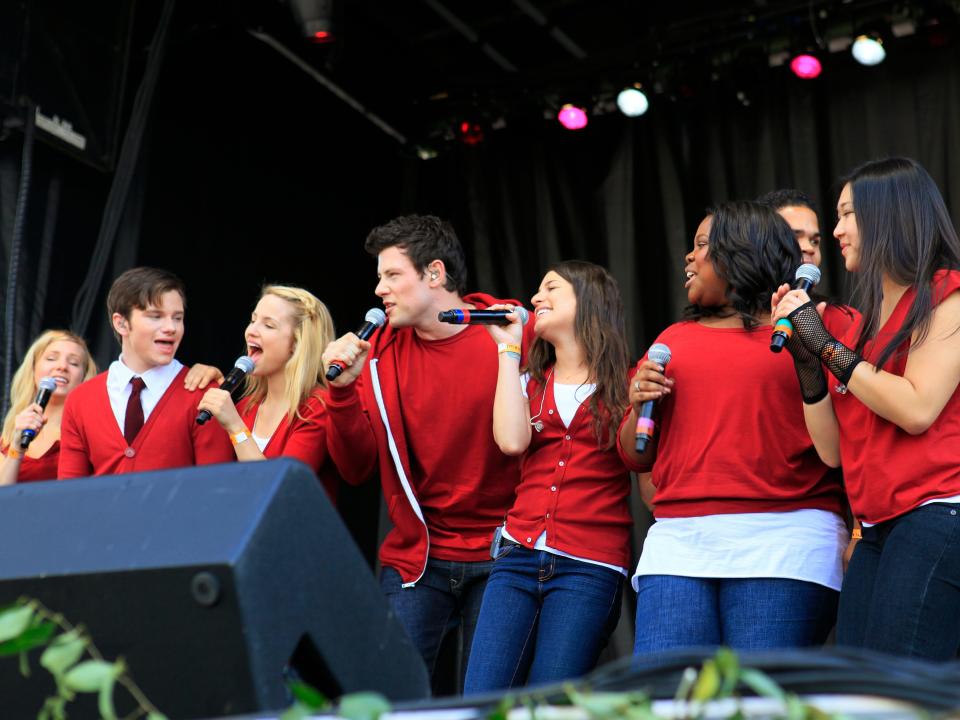 glee cast at the white house in 2010 easter