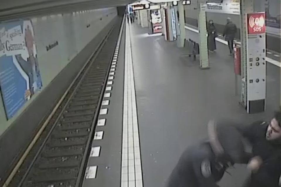 Die Polizei sucht diesen U-Bahn-Schläger.<span class="copyright">Polizei Berlin</span>