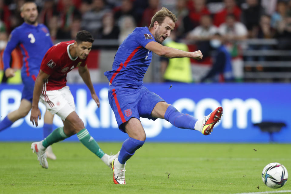 ARCHIVO - El delantero inglés Harry Kane anota un gol ante Hungría en el partido de las eliminatorias del Mundial contra Hungría en Budapest, el 2 de septiembre de 2021. (AP Foto/Laszlo Balogh)