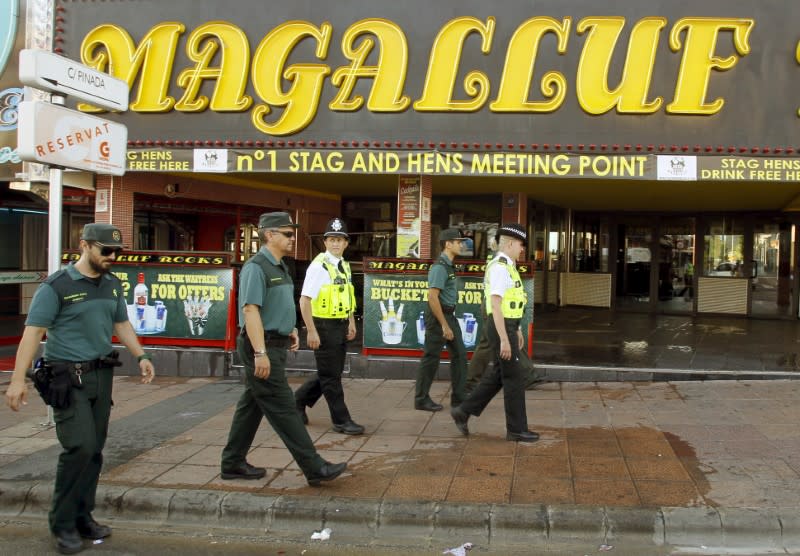 FOTO DE ARCHIVO: Oficiales de la policía británica y de la Guardia Civil española patrullando las calles de Magaluf en Mallorca