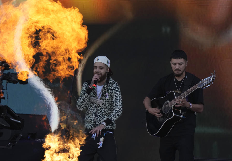 Jesus Diego "Jay Dee", izquierda, cantante de la banda estadounidense Herencia de Patrones, durante su concierto en el segundo día del festival Arre en la Ciudad de México el 10 de septiembre de 2023. (Foto AP/Fernando Llano)