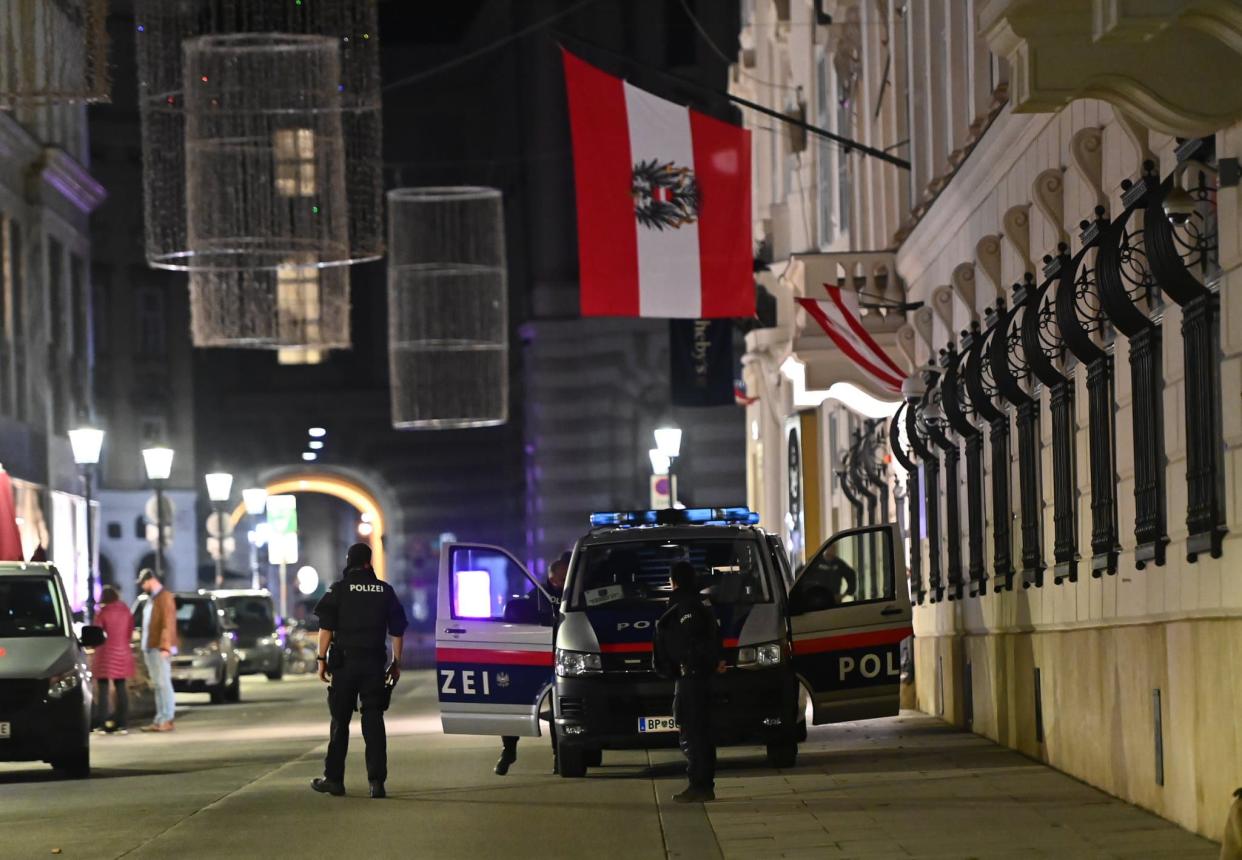 Des policiers devant le ministère de l'Intérieur. 
 - Joe Klamar 