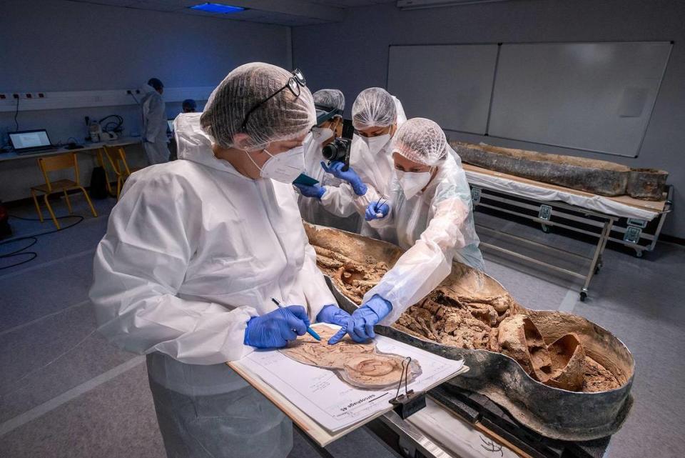 Investigadores estudiando el ataúd. Foto del Instituto Nacional de Investigación Arqueológica Preventiva de Francia (INRAP)