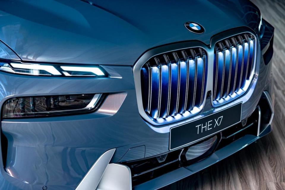援引BMW Luxury Class豪華旗艦車款設計，將全新的分離式頭燈設計完美融匯，以更顯銳利的雙目搭配重新描繪的經典雙腎型BMW飾光水箱護罩輪廓，而全新的光型變化智慧LED頭燈更結合宛如藝術品般的「HEARTBEAT」方向燈，呈現猶如心跳般的律動。
