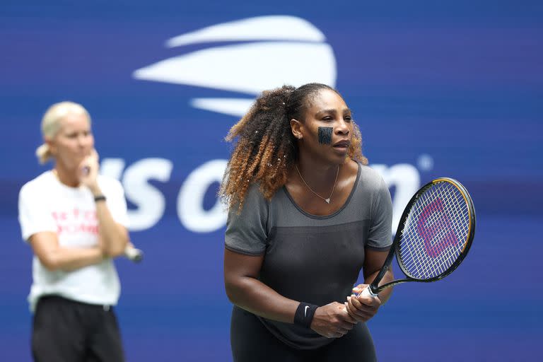 Rennae Stubbs entrena a Serena Williams durante la práctica en preparación para el US Open 2022 en el USTA Billie Jean King National Tennis Center, el 28 de agosto de 2022 en el distrito de Queens de la ciudad de Nueva York.