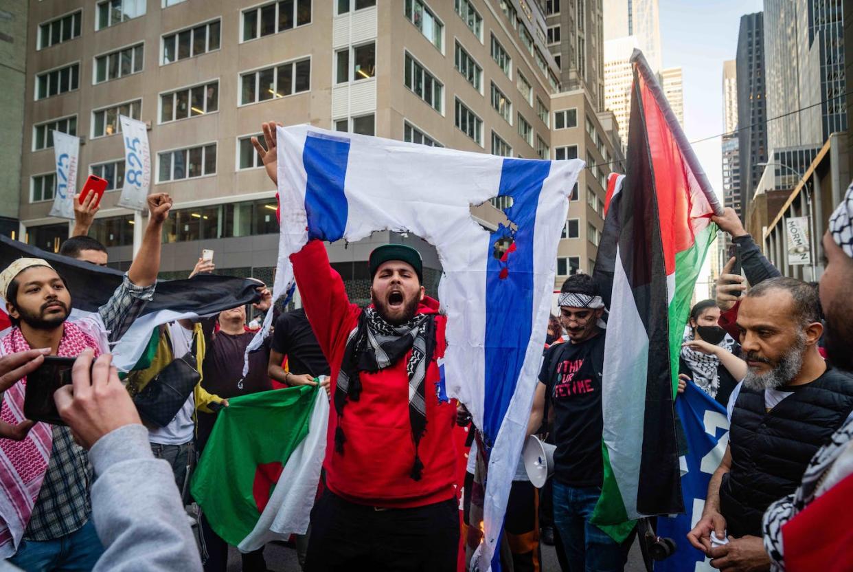 Manifestación propalestina en Nueva York durante los combates entre Israel y Hamás en la Franja de Gaza, 15 de mayo de 2021. <a href="https://www.shutterstock.com/es/image-photo/new-york-united-states-may-15-1984630226" rel="nofollow noopener" target="_blank" data-ylk="slk:Wirestock Creators / Shutterstock;elm:context_link;itc:0;sec:content-canvas" class="link ">Wirestock Creators / Shutterstock</a>