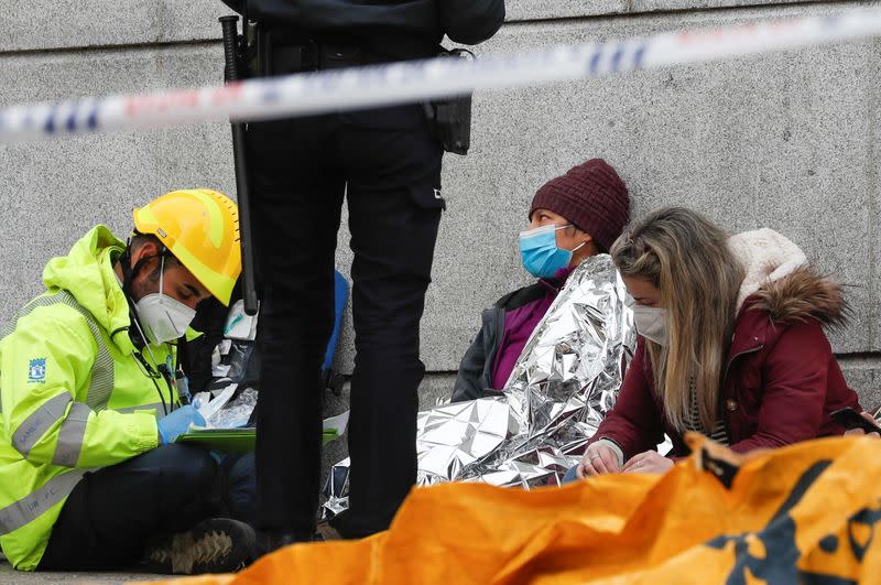 Agentes de policía y personal médico asisten a los afectados por una explosión en un edificio el centro de Madrid, España, el 20 de enero de 2021