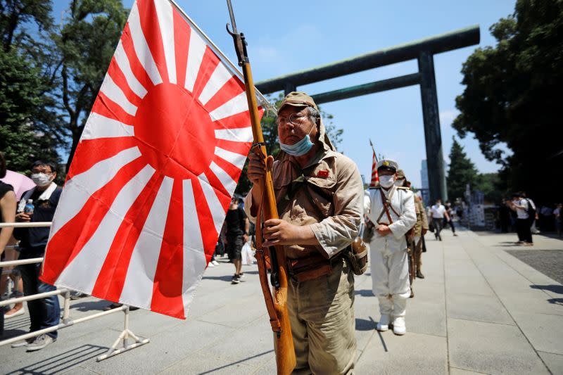 Un hombre vestido con el uniforme del ejército imperial durante los actos de celebración del 75 aniversario de la rendición de Japón