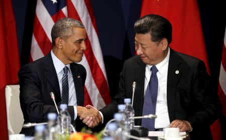 U.S. President Barack Obama shakes hands with Chinese President Xi Jinping during their meeting at the start of the climate summit in Paris November 30, 2015. REUTERS/Kevin Lamarque