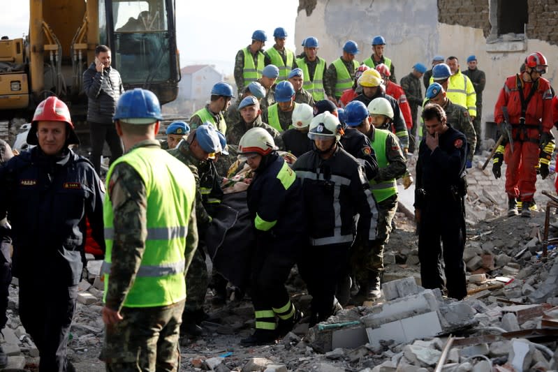 El personal de emergencia transporta un cuerpo en la ciudad de Thumane, tras el fuerte terremoto del martes que sacudió Albania, el 27 de noviembre de 2019