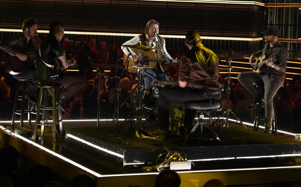 Morgan Wallen canta en la ceremonia de los Premios Billboard de la Música, el domingo 15 de mayo de 2022 en el MGM Grand Garden Arena en Las Vegas. (Foto AP/Chris Pizzello)