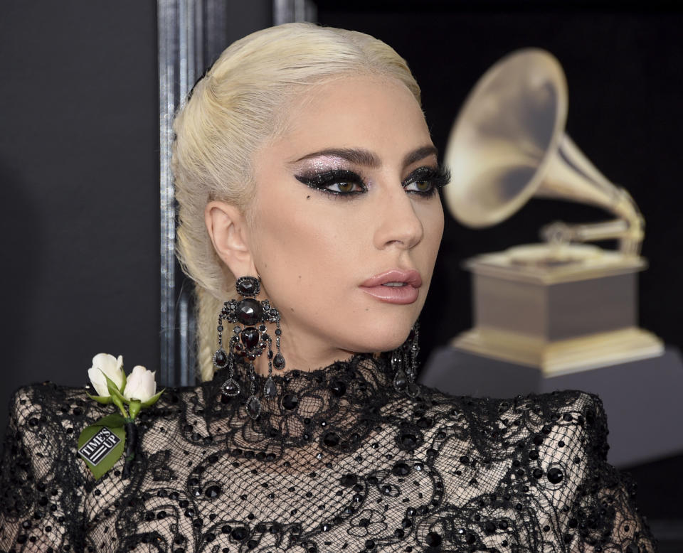 <p>Lady Gaga confesó que había sido adicta a esta droga para tratarse de los dolores que le causaba una lesión de cadera. “Me fumada de 15 a 20 cigarrillos de marihuana sin tabaco cada día”, dijo en el programa ‘The Z100 Morning Show’. Después siguió consumiendo, aunque con más moderación. (Foto: Evan Agostini / Invision / AP). </p>