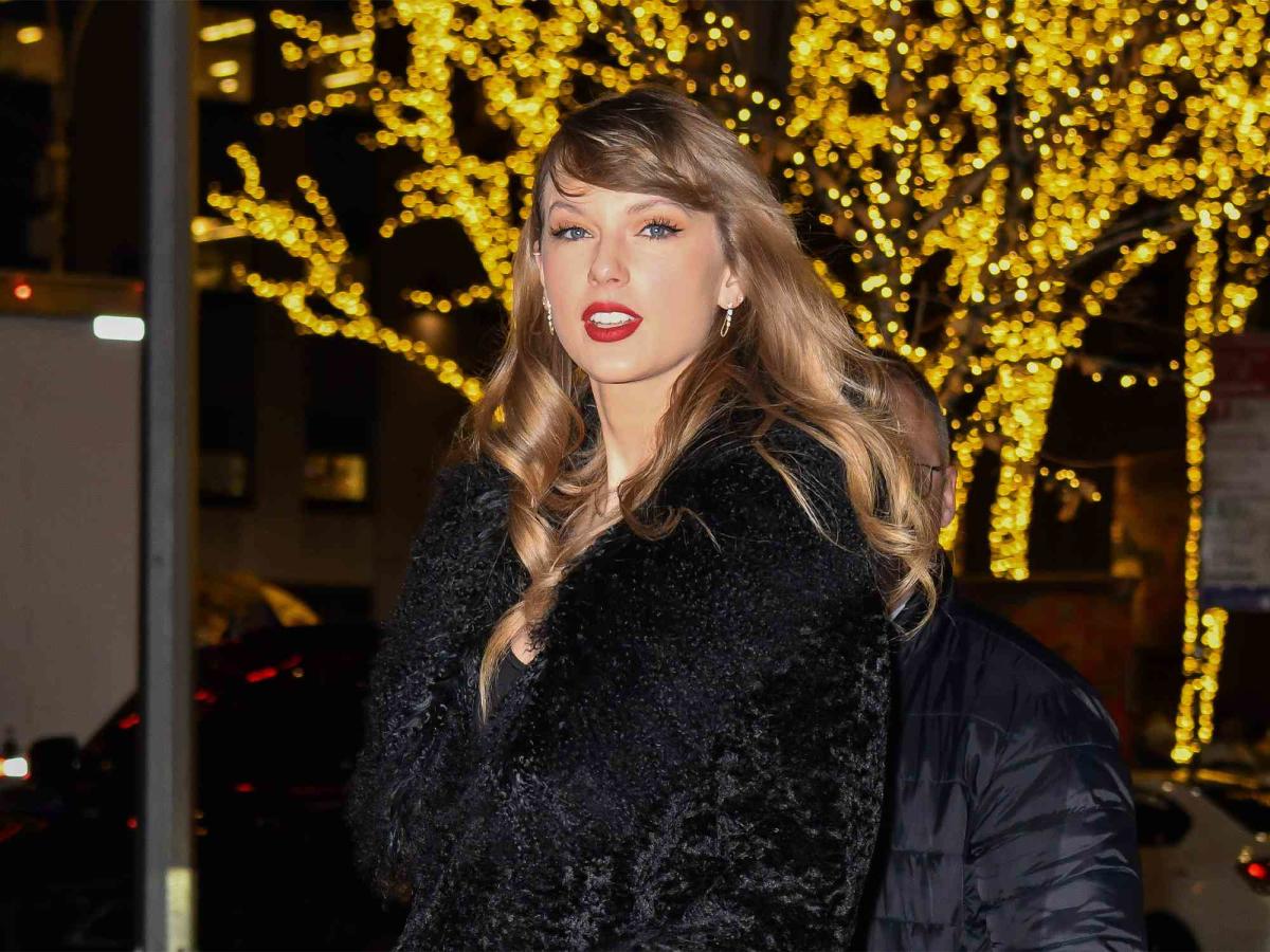 Taylor Swift's Christmas Gameday Outfit Is a Lesson in Festive WAG Dressing  - Yahoo Sports