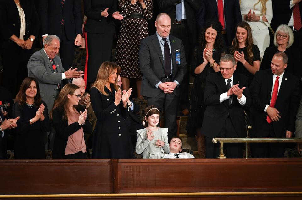 Begeisterung sieht anders aus: Ob Joshua Trump sich wirklich gefreut hat, bei der Rede zur Lage der Nation dabei zu sein? (Bild: MANDEL NGAN/AFP/Getty Images)