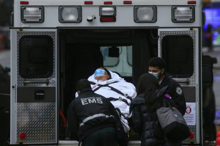 Un patient est transporté devant l'hôpital Tisch à New York le 13 novembre 2020 - Kena Betancur © 2019 AFP