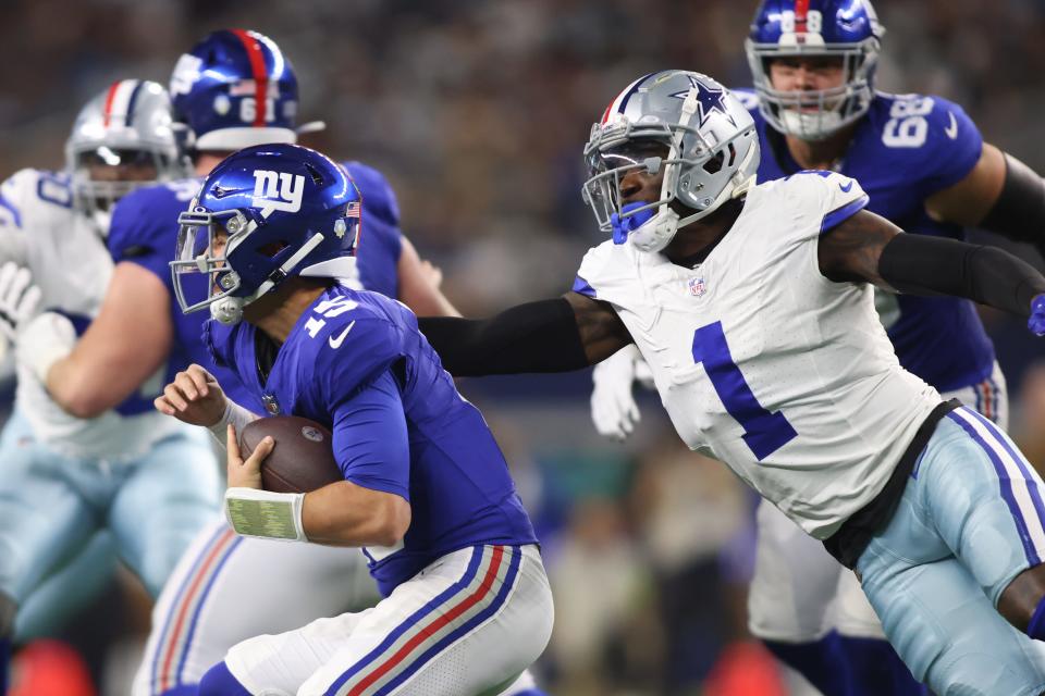 Dallas Cowboys safety Jayron Kearse (1) attempts to sack New York Giants quarterback Tommy DeVito.