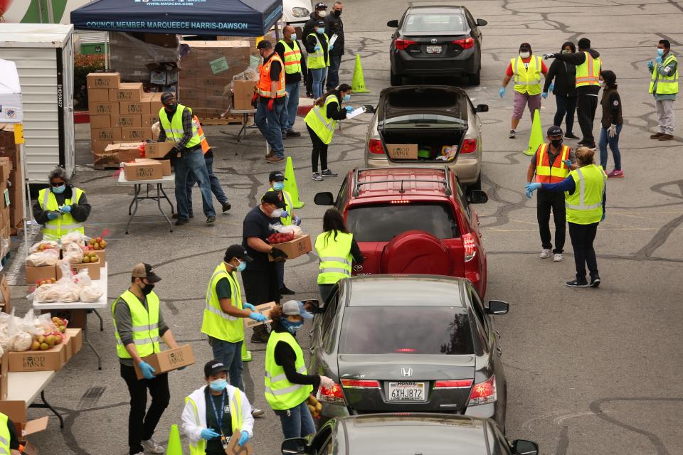 Cars line up at a shopping center in Los Angeles for food distribution for more than 2,500 families affected by the COVID-19 crisis.  (Photo: Genaro Molina via Getty Images)