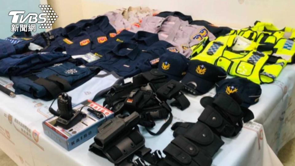 警方在蕭男住處查獲警察制服15套、交通反光背心6件等證物。（圖／警方提供）
