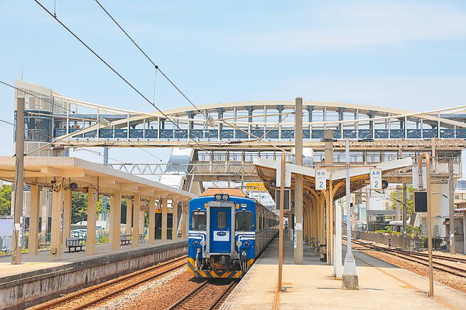 台中市府斥資8000多萬打造清水車站人行跨站天橋（見圖）17日啟用。（林欣儀攝）