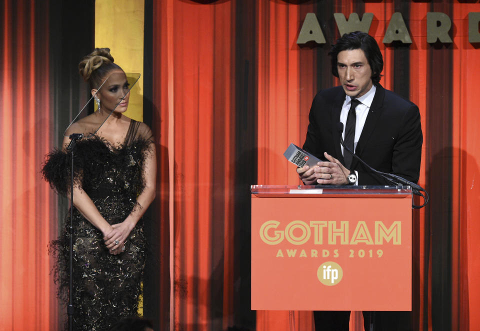 Adam Driver recibe el premio Gotham al mejor actor por su trabajo en "Marriage Story" el lunes 2 de diciembre del 2019 en Nueva York. A la izquierda la presentadora del premio, Jennifer López. (Foto por Evan Agostini/Invision/AP)