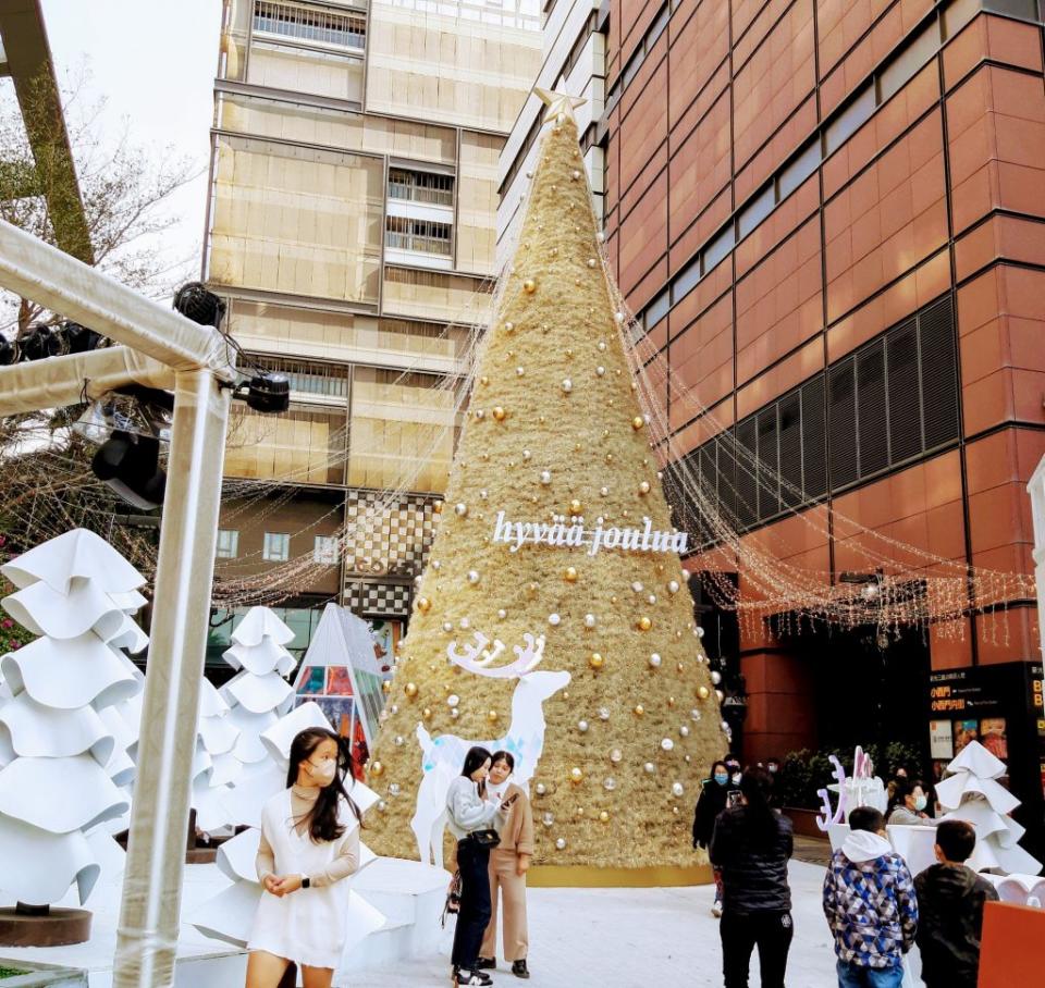 小西門廣場的香檳金環保希望之樹，號稱南台最美耶誕裝置，吸引不少民眾拍照打卡。（記者羅玉如攝）