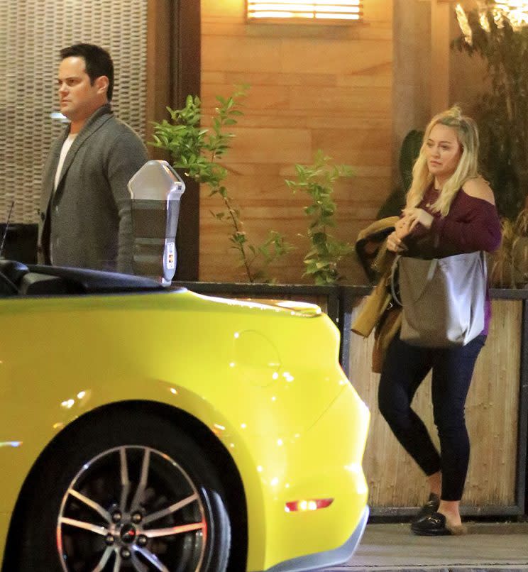 Hilary Duff has dinner with her ex-husband, Mike Comrie. (Photo: FameFlynet, Inc)