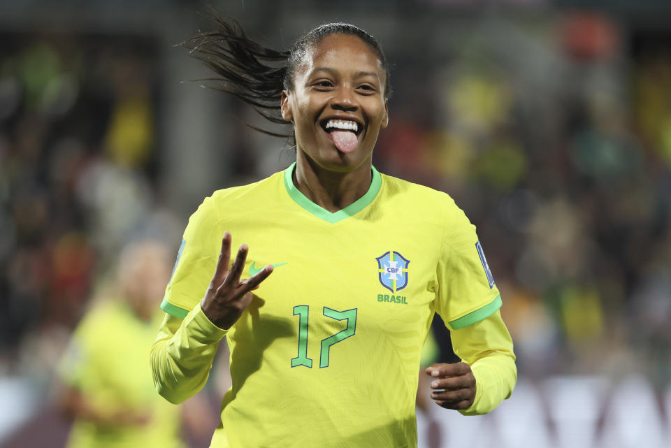 La brasileña Ary Borges celebra su triplete ante Panamá en el Mundial femenino, el lunes 24 de julio de 2023 en Adelaida, Australia. (AP Foto/James Elsby)