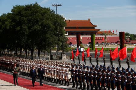 Chinese Premier Li Keqiang (L) and Canadian Prime Minister Justin Trudeau inspect the honour guard at the Great Hall of the People in Beijing, China, August 31, 2016. REUTERS/Thomas Peter