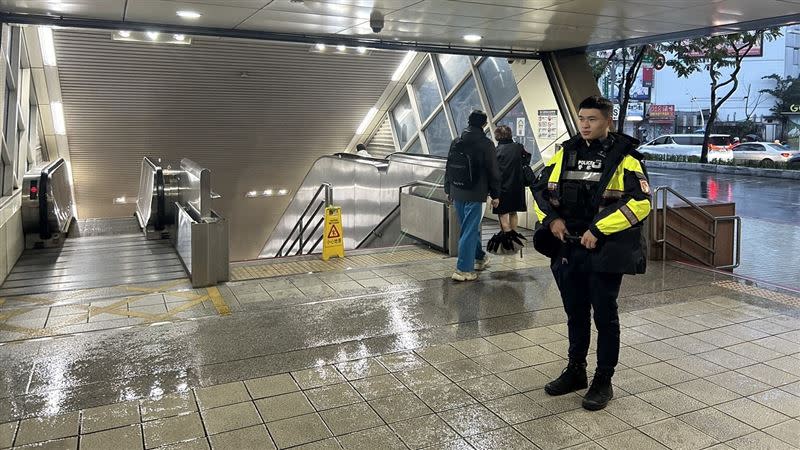 警方在捷運出口加強巡邏。（圖／翻攝畫面）