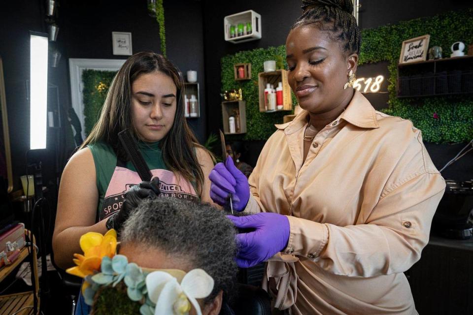 Hadassa Felix, estilista y emprendedora haitianoamericana, trabaja en el cabello enmarañado de una clienta el 24 de mayo de 2023 de su salón Love 518 en La Pequeña Habana. Esta clienta viajó desde Nueva York. Alie Skowronski askowronski@miamiherald.com