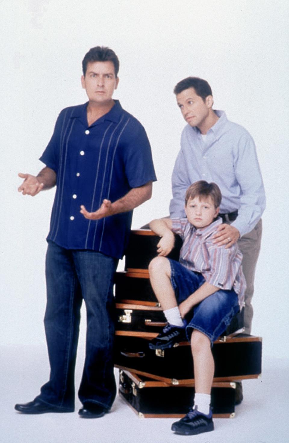 Im selben Jahr folgte auch noch der vorübergehende Karriereknick: Charlie Sheen wurde bei "Two and a Half Men" entlassen. Nicht nur sein extravaganter Lebensstil führte zur Entlassung, sondern auch verballe Ausfälle gegen Serienproduzent Chuck Lorre, heißt es. (Bild-Copyright: ddp Images)