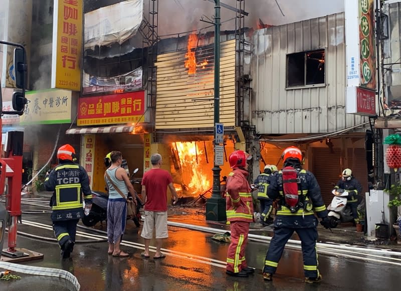 台中市中華夜市21日凌晨發生火警，消防局接獲通報，趕抵現場搶救。（民眾提供）