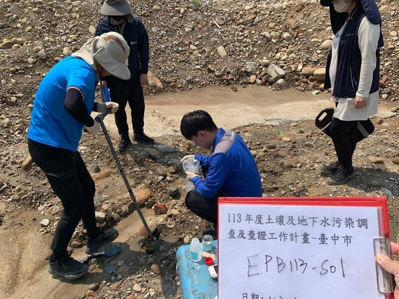 台中龍井戴奧辛廢棄物案 地下水重金屬未超標 台中市龍井區某土地遭棄置含戴奧辛、重金屬的廢棄 物，案發地點廢棄物清理完成後，市府日前派員到場 採地下水送驗，確認重金屬未超標，後續將定期監 測。 （台中市政府提供） 中央社記者蘇木春傳真  113年5月2日 