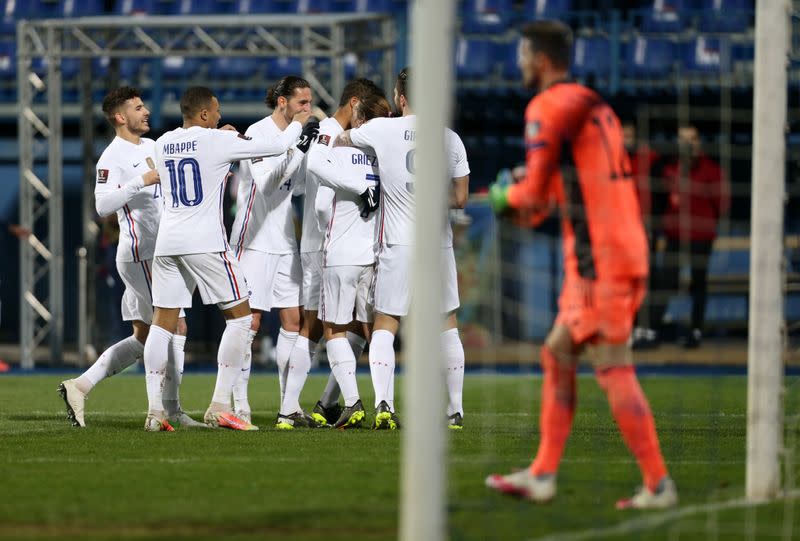 Antoine Griezmann celebra con sus compañeros tras anotar el gol que le dio el triunfo a Francia sobre Bosnia y Herzegovina por el Grupo D de la eliminatoria europea rumbo a Qatar, en Stadion Grbavica, Sarajevo, Bosnia y Herzegovina