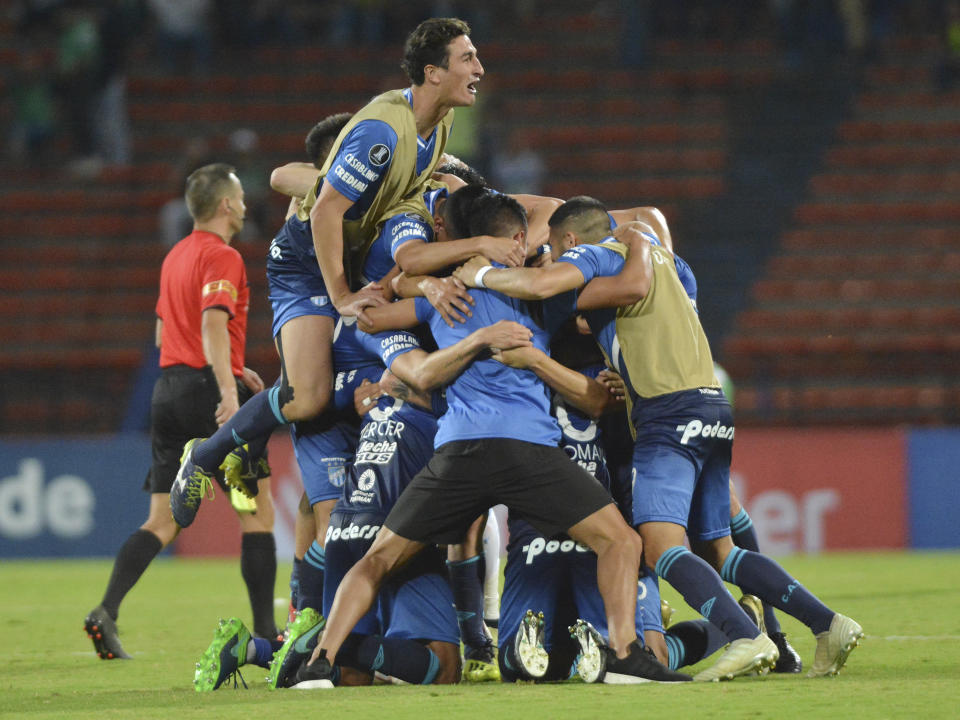 Los jugadores del Atlético Tucumán de Argentina festejan luego del partido ante Atlético Nacional de Colombia en la Copa Libertadores, el martes 28 de agosto de 2018 (AP Foto/Luis Benavides)