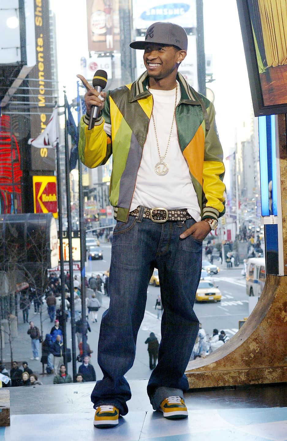 <p>No one was safe from the dreaded fashion choices of the mid-2000s. Not even Usher. Why did he have to go and match his shoes to his jacket?</p>