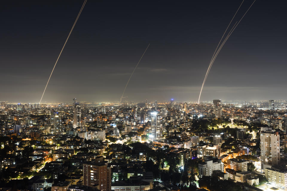 El sistema de defensa aérea Cúpula de Hierro de Israel intercepta un cohete lanzado desde la Franja de Gaza, el domingo 5 de noviembre de 2023, en el centro de Israel. (AP Foto/Oded Balilty)