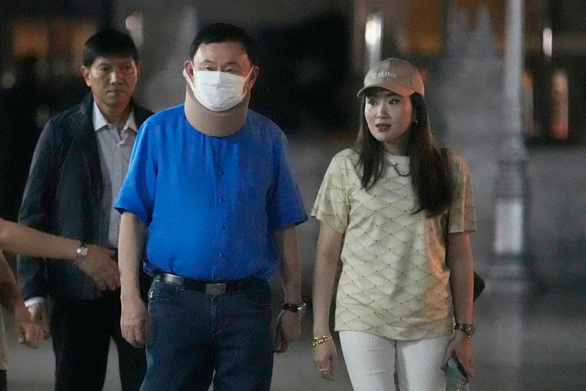 Mantan pemimpin Thailand Thaksin membuat penampilan publik pertamanya setelah dibebaskan dari tahanan