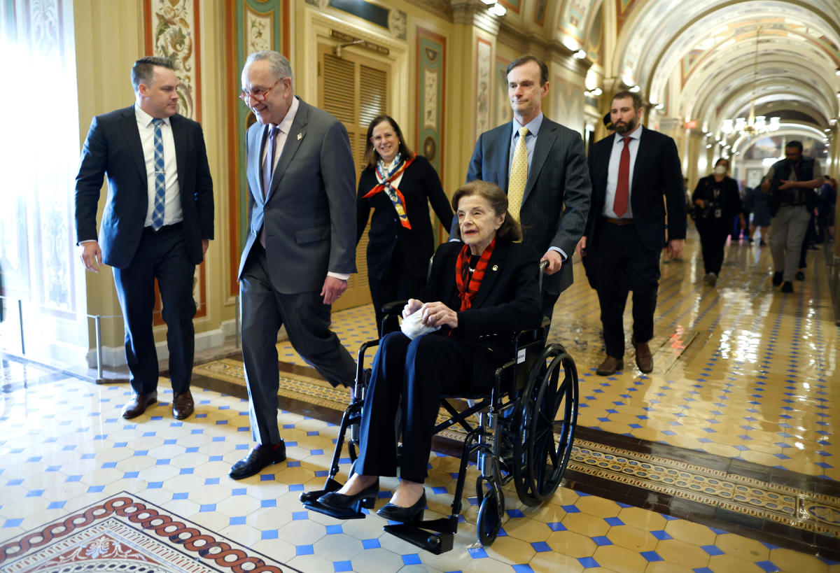 Videos of Dianne Feinstein and Mitch McConnell Resurface Questions About Age  - The New York Times