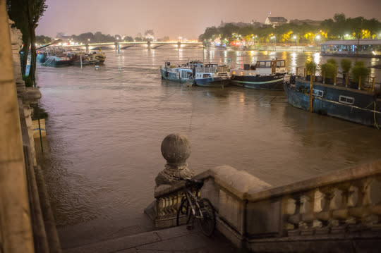 Thousands evacuated as floods batter Paris region