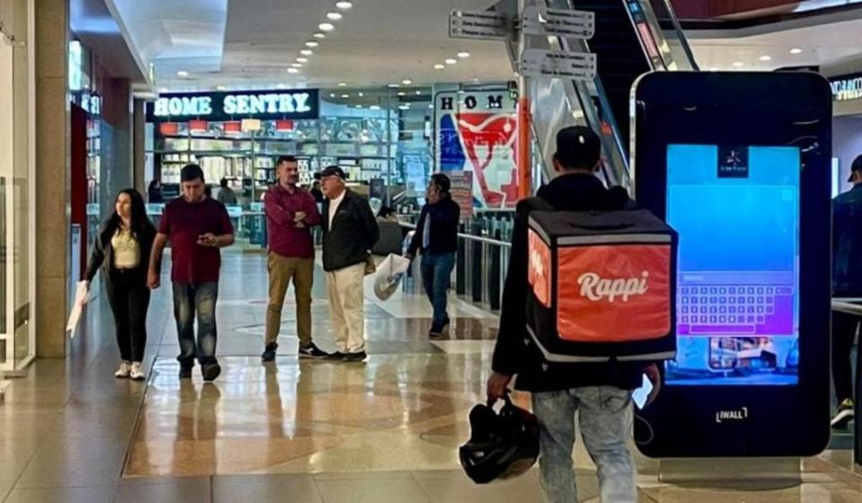 Trabajador de Rappi llega a recoger un pedido en un centro comercial de Bogotá