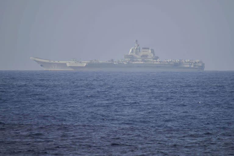 Esta foto tomada el 5 de abril de 2023 y difundida el 6 de abril de 2023 por el Ministerio de Defensa japonés muestra el portaaviones chino Shandong en aguas del océano Pacífico, a unos 300 kms (186 millas) al sur de la prefectura de Okinawa. 