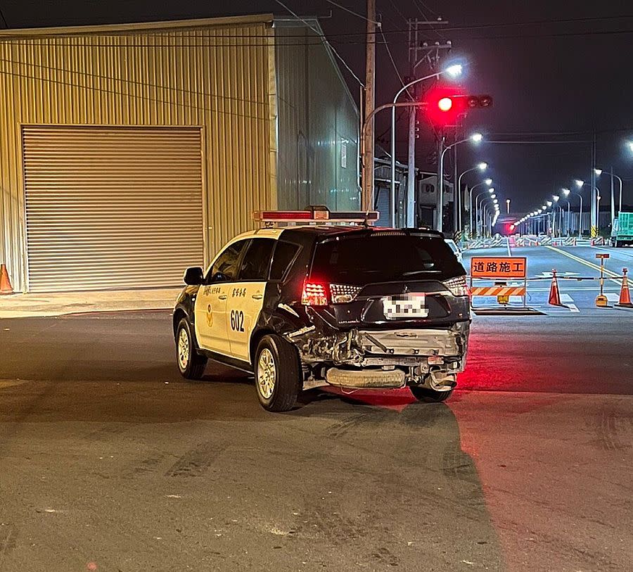 ▲派出所警車遭猛力追撞，後方保險桿脫落（圖/記者鄧力軍翻攝）