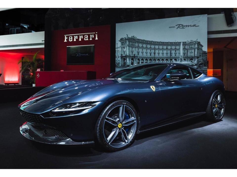 全新Ferrari Roma純粹、極簡的設計風格，打造出和諧的車身比例及優雅平衡的外型輪廓，完美詮釋前中置引擎配置紅鬃烈馬的經典設計理念。